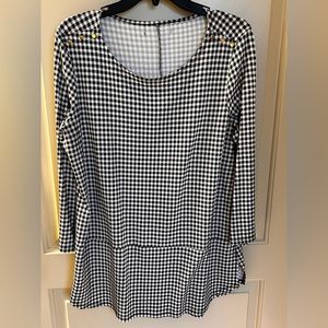 Women’s stretch top with 3/4 length sleeves And gold buttons deco on shoulders.